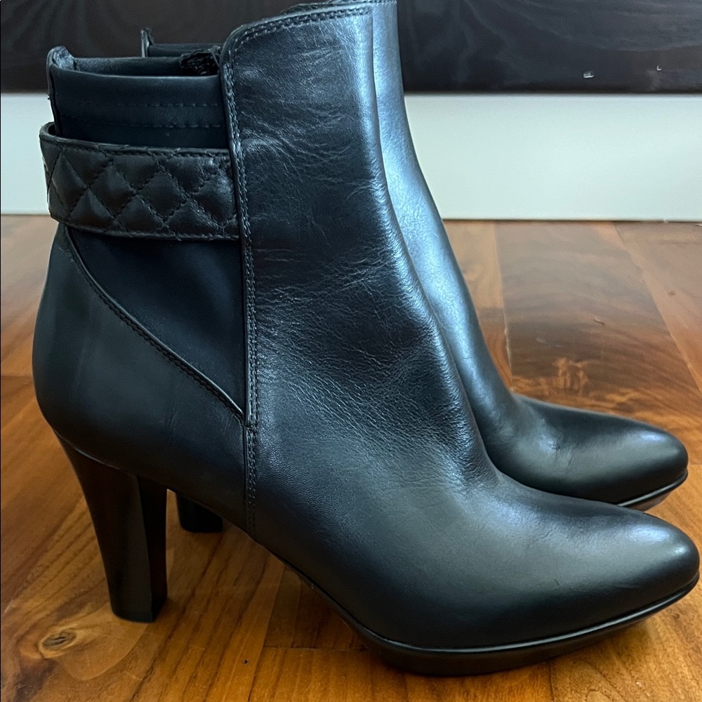 Aquatalia Elegant Black Leather Ankle Boots size 6 made in Italy